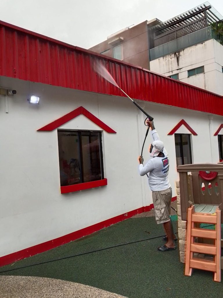 Painter in everyday renovation painting houses.