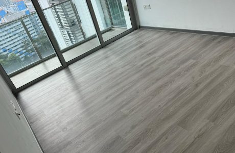 everydayrenovation Flooring (4) Spacious room with sleek, light-colored laminate flooring showcasing a modern design, perfect for renovation projects. Discover our services in Singapore with Everyday Renovation for your next home makeover